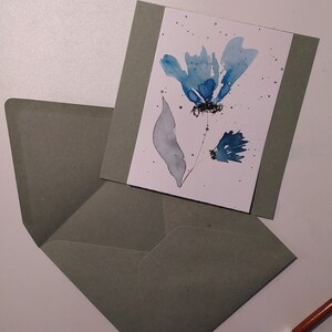 Biglietto d'auguri in carta kraft verde, dipinto a mano con acquerelli, personalizzabile. Handmade watercolor greeting card, customizable.