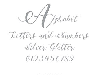 Könnte beinhalten: Silberner Glitzer-Alphabet mit Buchstaben und Zahlen. Die Buchstaben sind in einer kursiven Schriftart und die Zahlen in einer einfachen Schriftart.