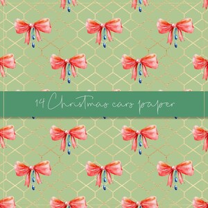 Pu&ograve; includere: Un motivo ripetuto di fiocchi ad acquerello rossi, con accenti blu e argento, su uno sfondo verde chiaro con un design geometrico dorato. Il testo "14 Christmas cars paper" &egrave; visualizzato su uno striscione verde.