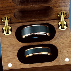 Seine und Sie Wolfram Ehering Set, 8 mm, 6 mm, schwarz & Rosegold Ton Kanten, Hartmetallring, sein und ihr Versprechen Ringset, Holzbox