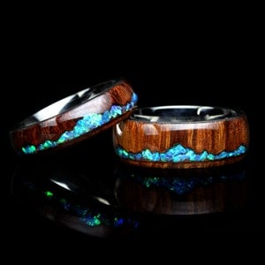 Set di fedi nuziali in opale di fuoco per lui e per lei, intarsi in opale blu oceano, anello in legno massello naturale con motivo a montagna, set di fedi nuziali per lui e per lei