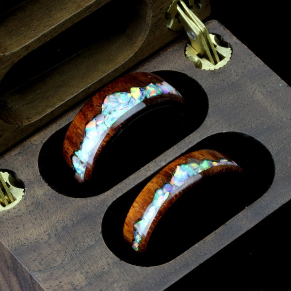 Feueropal Ehering Set für Sie und Ihn, Weißer Opal Inlay, Berg Muster Natürliche Massivholzring, Seine und Ihre Ehering Set