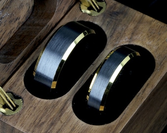 Für Sie und Ihn Wolfram Ehering Set, 8 mm, 6 mm, Schwarz & Gold Abgeschrägte Kanten, Hartmetall Ring, Versprechen Ring Für Paar, Holz Box