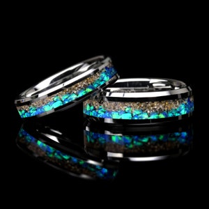 His & Hers Your Sand Blue Fire Opal Inlay Wolfram Ehering Set, 8mm6mm Verlobungsring mit Ihrem Sand, Flitterwochen Geschenk, Jahrestagsgeschenk