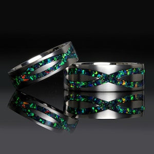 Groene vuuropaal titanium trouwringset: oneindigheidsringen, 8 mm en 6 mm