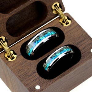 His & Hers Your Sand Blue Fire Opal Inlay Wolfram Ehering Set, 8mm6mm Verlobungsring mit Ihrem Sand, Flitterwochen Geschenk, Jahrestagsgeschenk