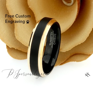 Pode incluir: Anel de carboneto de tungst&ecirc;nio preto com uma banda dourada. O anel tem as palavras "Tungsten Carbide" gravadas na lateral. Gravura personalizada gratuita oferecida.