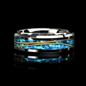 Alianza de boda de ópalo de fuego azul y cuerda de guitarra / Anillo de tungsteno/cerámica grabado personalizado / Joyas para músicos, regalo de aniversario para él