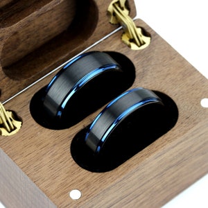 Wolfraam trouwring set voor hem en haar zwartblauw, 8 mm 6 mm, geborsteld zwartblauwe wolfraamcarbide ring, beloftering voor stel, houten kist
