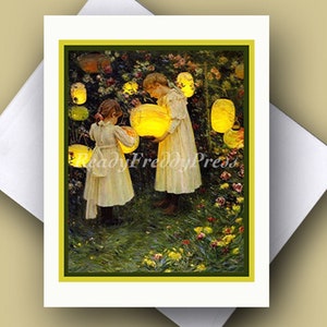Può includere: Biglietto di auguri con un'illustrazione di due bambine in abiti bianchi che tengono lanterne luminose in un giardino. La scena è incorniciata da un bordo verde, con il testo "ReadyFreddyPress" visibile. Il biglietto è posto su una busta bianca.