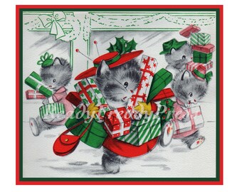 Puede incluir: Tres gatitos grises vestidos con atuendos rojos, verdes y rosas llevan pilas de regalos de Navidad envueltos. Los gatitos caminan hacia el espectador, con el gatito del centro llevando la mayor cantidad de regalos.