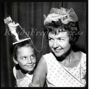 Cartão de nota único: Dia das Mães/ Foto vintage/ Mãe e filha/ Diversão/ Chapéu maluco/ Aniversário/ Cartão único com envelope/ Em branco por dentro