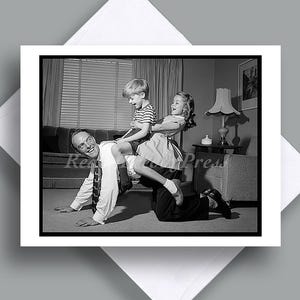 Tarjeta del Día del Padre / Imagen vintage / Papá / Esposo / Familia / Padre / Blanco y negro / Años 50 / Encantadora / A caballito / Divertida / Foto vintage