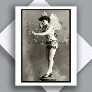 Cartão de nota único/ Foto vintage/ Fantasia de cupido/ Garota bonita/ Diversão/ Dia dos namorados/ Década de 1920/ Cartão único com envelope