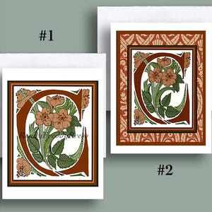 Può includere: Due diversi design per un biglietto d'auguri con una lettera C floreale. Il primo design ha uno sfondo marrone con un bordo verde e la lettera C è di colore rosso. Il secondo design ha uno sfondo rosso con un bordo dorato e la lettera C è di colore marrone. Entrambi i design presentano un motivo floreale con fiori arancioni e foglie verdi.