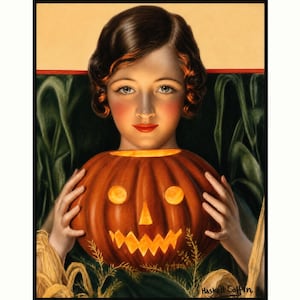 Puede incluir: Una ilustración de estilo vintage que muestra a una persona con cabello oscuro ondulado detrás de una calabaza naranja brillante con ojos, nariz y boca dentada tallados. El fondo muestra tallos de maíz verde oscuro y la firma del artista Haskell Coffin es visible en la esquina inferior derecha.