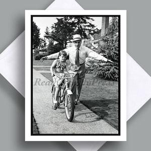 Tarjeta del Día del Padre/Imagen vintage/Papá/Esposo/Hija/Padre/Niña/Bicicleta/Blanco y negro/Década de 1950/