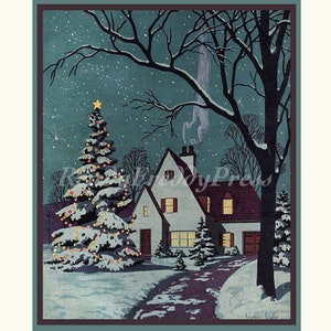 Op de afbeelding: Een vintage kerstkaart-illustratie van een met sneeuw bedekt huis met een verlichte kerstboom in de voortuin. Het huis heeft een witte buitenkant met een rood dak en een schoorsteen waar rook uit komt. De boom is versierd met kleurrijke lampjes en ornamenten. De scène speelt zich af 's nachts met een sterrenhemel en een besneeuwde grond.