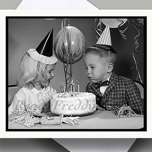 Carte de correspondance unique/image vintage/anniversaire/garçon et fille/années 1950/soufflage de bougie/amusement/invitation/fête d'anniversaire/vierge