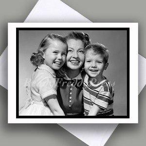 Grußkarte Einzel/ Vintage Bild 1950s/ Mütter und Kinder/ Muttertag/ Junge & Mädchen Umarmungen/ Lächeln/ Vintage Foto/ Einzel Grußkarte/ Innen blanko