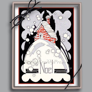 Op de afbeelding: Een vintage kerstkaart met een zwart-witte illustratie van een rood bakstenen huis met een wit, met sneeuw bedekt dak. Het huis staat op een heuvel met een besneeuwde achtergrond. De tekst "No&euml;l" staat in zwart-witte letters onderaan de kaart.