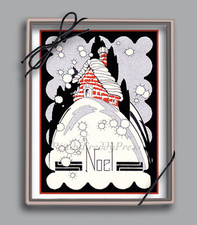 Op de afbeelding: Een vintage kerstkaart met een zwart-witte illustratie van een rood bakstenen huis met een wit, met sneeuw bedekt dak. Het huis staat op een heuvel met een besneeuwde achtergrond. De tekst "No&euml;l" staat in zwart-witte letters onderaan de kaart.