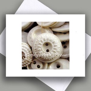 UITVERKOOP Enkele kaart/Stilleven/Vintage knopen/ Naaihulpmiddelen/ Close-up /Stijl/Grafisch/Kunstfoto/witte knopenEnkele kaart met envelop