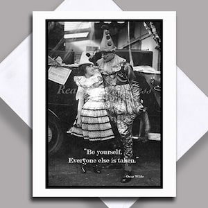 Enkele kaart / Valentijn /Liefde/ Vriendschap/ Ware liefde/'Be Yourself'/ Oscar Wilde/ Kostuum / VintagePhoto/ Enkele kaart met envelop