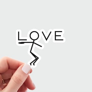 Op de afbeelding: Een zwart-witte sticker met een stokfiguur die een frisbee gooit. Het woord "LOVE" staat boven de figuur.