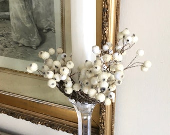 Classic Frosted White Berry Candle Ring