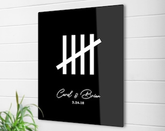 Könnte beinhalten: Schwarzes und weißes Hochzeitsschild mit einem Zählzeichen-Motiv und dem Text "Carol & Brian 3.24.18"