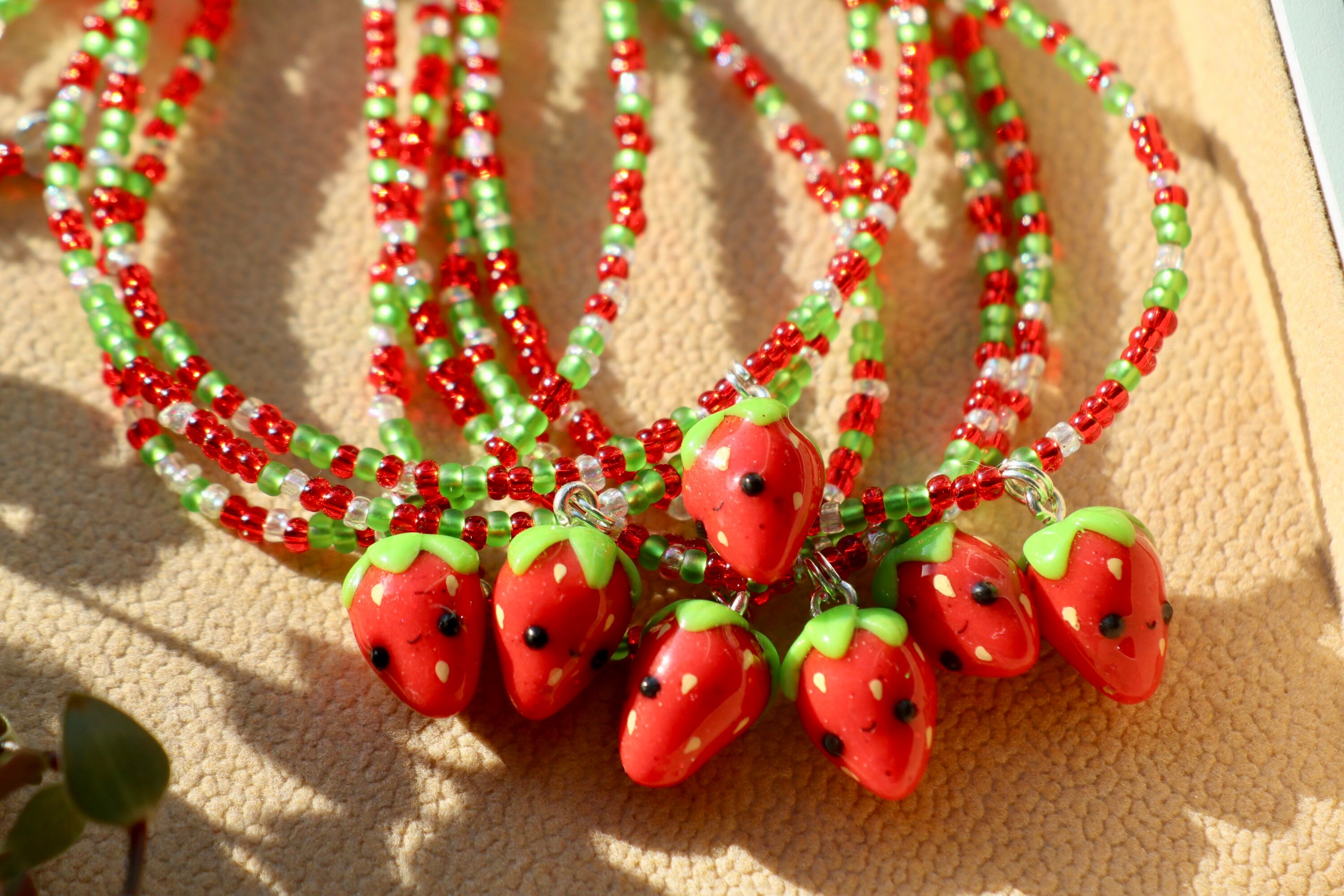 Bienen und Blättern Emaille Kirschen Erdbeeren Statement Kette mit Zitronen Bienen und Blättern Emaille Kirschen Erdbeeren Statement Kette mit Zitronen