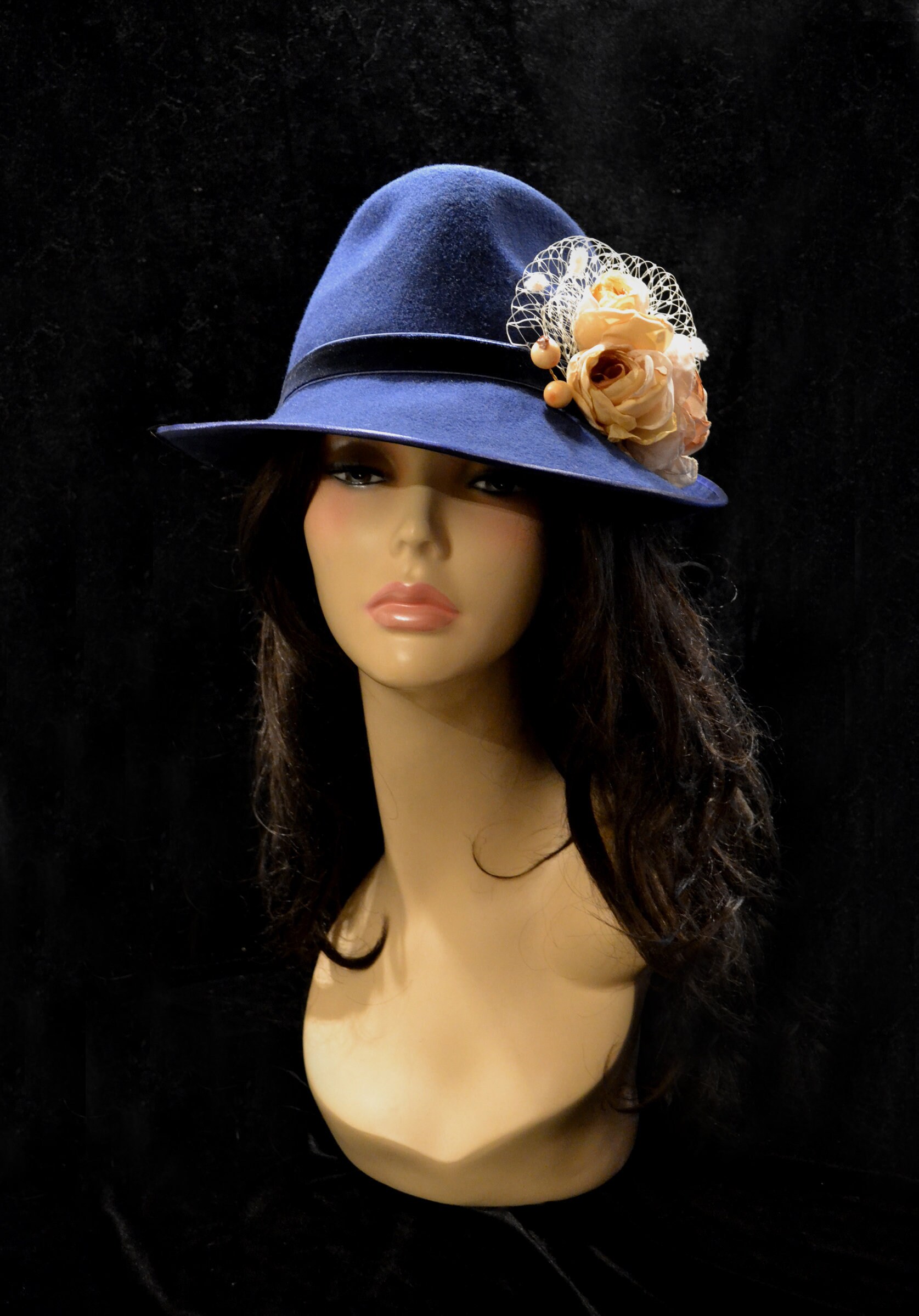 болванка для шляп пластиковая. формы шляп женских. форма для шляпы. шляпа с короткими полями. шляпа котелок женская.