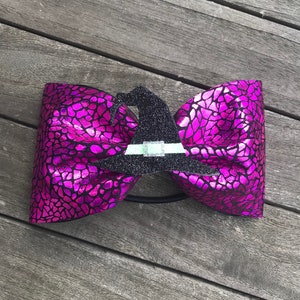 Tailless circus cheer bow