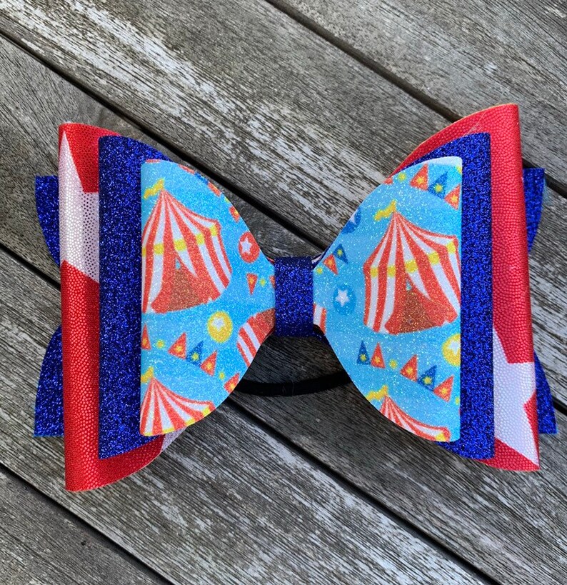 Tailless circus cheer bow