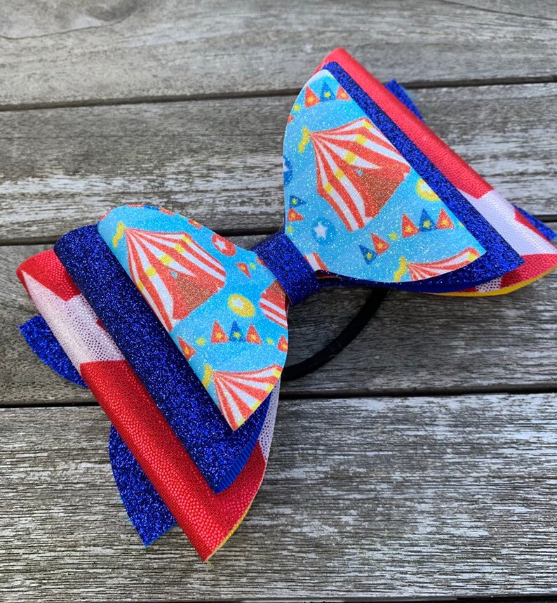 Tailless circus cheer bow