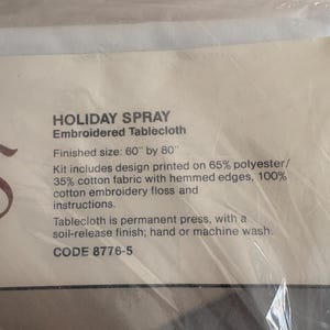 K&ouml;nnte beinhalten: Eine Verpackung f&uuml;r eine bestickte Tischdecke Holiday Spray. Die fertige Gr&ouml;&szlig;e betr&auml;gt 152 cm x 203 cm. Das Set enth&auml;lt ein Design, das auf 65 % Polyester und 35 % Baumwollstoff mit ges&auml;umten Kanten, 100 % Baumwoll-Stickgarn und Anweisungen gedruckt ist. Die Tischdecke ist b&uuml;gelfrei.
