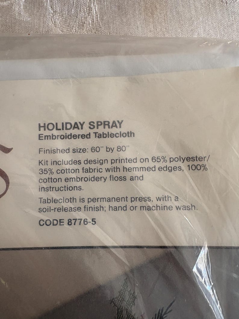 K&ouml;nnte beinhalten: Eine Verpackung f&uuml;r eine bestickte Tischdecke Holiday Spray. Die fertige Gr&ouml;&szlig;e betr&auml;gt 152 cm x 203 cm. Das Set enth&auml;lt ein Design, das auf 65 % Polyester und 35 % Baumwollstoff mit ges&auml;umten Kanten, 100 % Baumwoll-Stickgarn und Anweisungen gedruckt ist. Die Tischdecke ist b&uuml;gelfrei.