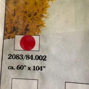 Op de afbeelding: Een afgedrukte afbeelding met een gele boom en een rode cirkel op een witte achtergrond. De tekst "2083/84.002" en "ca. 60" x 104"" (ongeveer 152 cm x 264 cm) is ook zichtbaar. De afbeelding is waarschijnlijk een productmonster of een ontwerpelement.