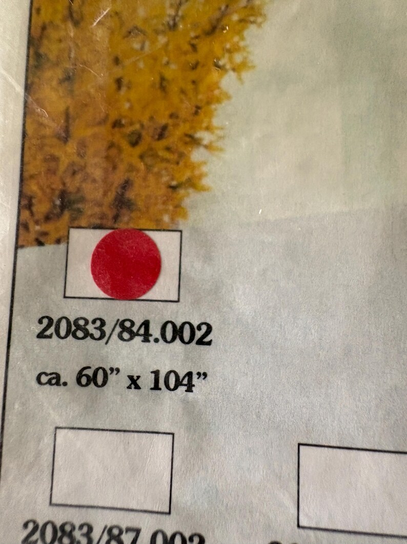 Op de afbeelding: Een afgedrukte afbeelding met een gele boom en een rode cirkel op een witte achtergrond. De tekst "2083/84.002" en "ca. 60" x 104"" (ongeveer 152 cm x 264 cm) is ook zichtbaar. De afbeelding is waarschijnlijk een productmonster of een ontwerpelement.