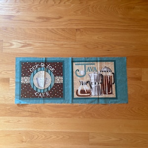 Peut inclure: Un panneau de tissu rectangulaire présentant deux motifs distincts sur le thème du café sur un fond sarcelle. Le carré de gauche affiche un fond marron à pois blancs, une tasse à café centrale et le texte CUP JOE CAFE. Le carré de droite montre des cafetières et le texte JAVA.