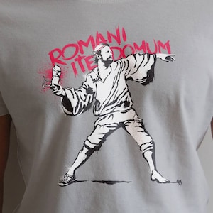 Romani Ite Domum - Funny Shirt Stencil Graffiti Street Art Banksy Style Python Life of Brian Grammar Police