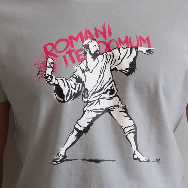 Romani Ite Domum - Funny Shirt Stencil Graffiti Street Art Banksy Style Python Life of Brian Grammar Police