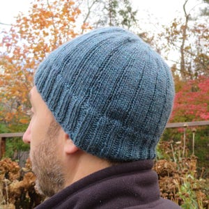 Puede incluir: Un gorro azul de punto con textura de canal&eacute;. El gorro est&aacute; puesto en la cabeza de una persona.