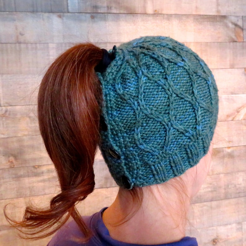 Knitting pattern Trellis Ponytail Hat knitting pattern messy afbeelding 1