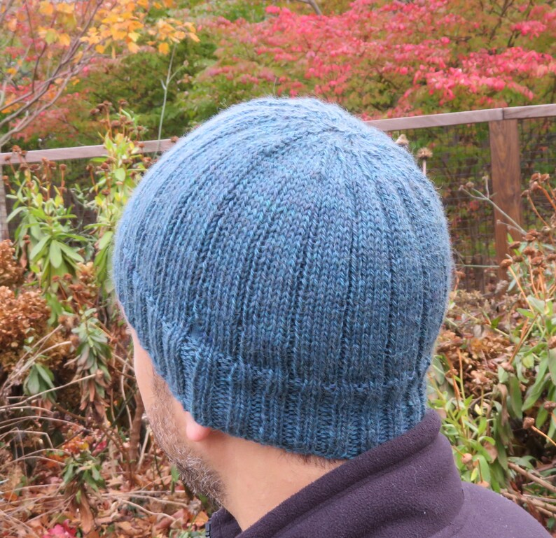 Puede incluir: Un gorro azul de punto con textura de canal&eacute;. El gorro lo lleva puesto una persona con barba, pero no se ve la cara de la persona.