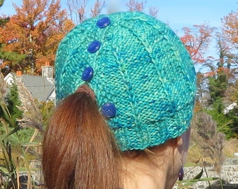 Button ponytail hat knitting pattern, messy bun hat knitting, knitted messy bun beanie, messy bun knitting, ponytail knitting