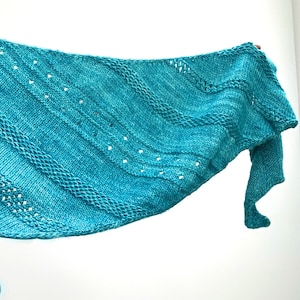 Beach Breeze shawl knitting pattern, easy shawl pattern, beginner knitting, dk shawl knitting, dk yarn knitting pattern, summer wrap pattern