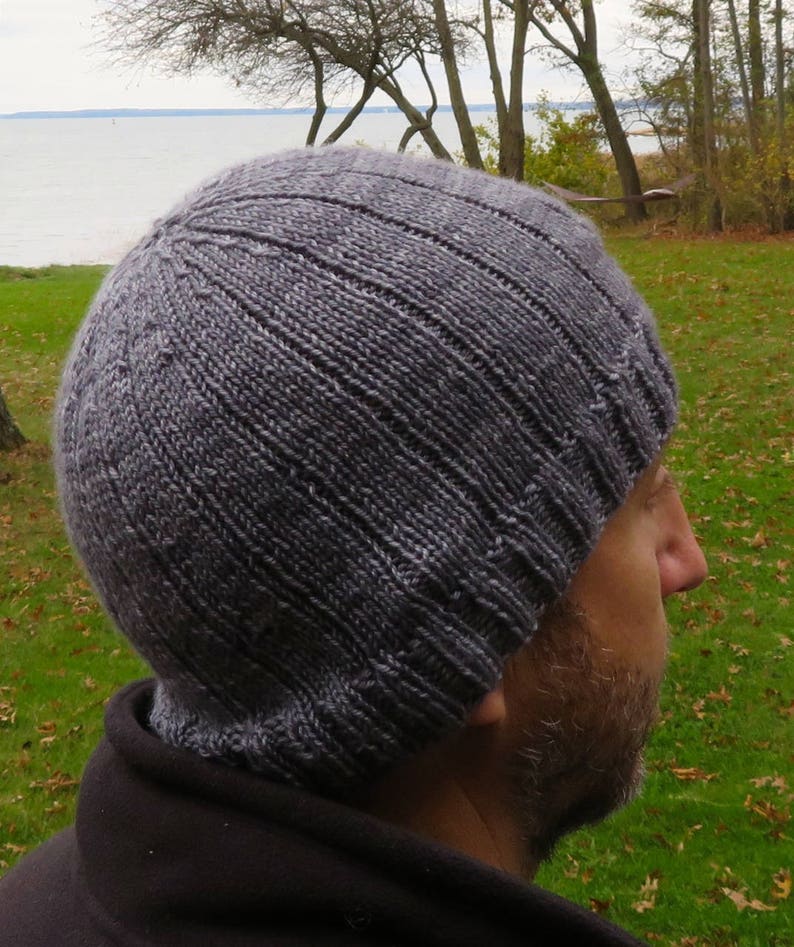 Puede incluir: Un gorro de punto gris con textura de canal&eacute;. El gorro lo lleva puesto una persona con barba.