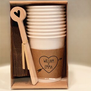 Set de regalo personalizado con temática de San Valentín: tazas de café, fundas de papel kraft, tapas y agitadores.